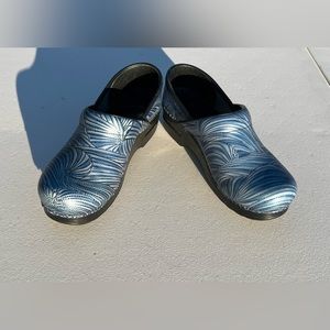 Dansko Groove Swirl Blue Leather Clog Size 9 EU 39